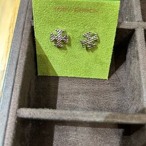 Tory Burch silver -Tone small Logo Stud Earrings textured rope new double T logo